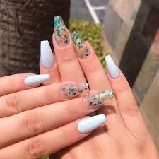 Tener una piel morena es una gran ventaja a la hora de maquillarse, por lo cual asimismo vestirte es adecuado puesto que la piel ilumina con gran. Pin De Lolasifre En Una Manicura De Unas Unas Postizas De Gel Unas Cortas De Acrilico