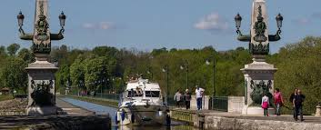 En Ete On Profite Du Plaisir D Une Balade Au Fil De L Eau Val De Loire Une Balade En France