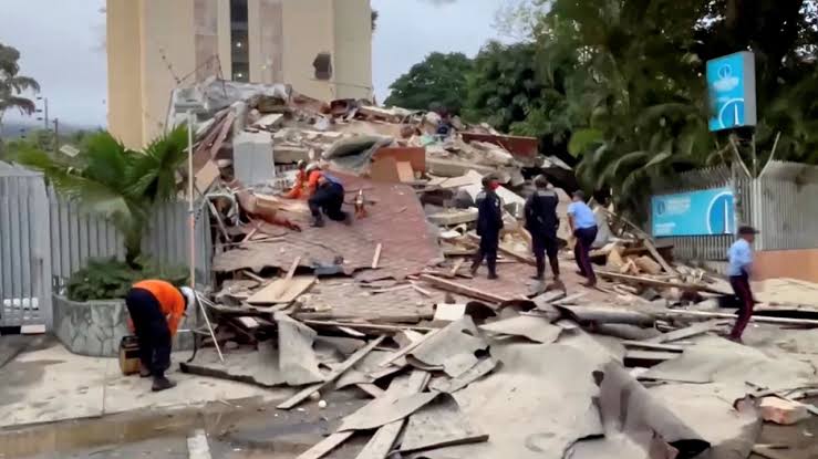 Efectivos de rescate desplegados en una zona residencial afectada de Caracas tras el doble sismo., generada por IA