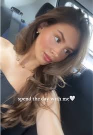 spend the day with meee🫶🏼 #dayinmylifevlog #socialmediaevent #nailinspo