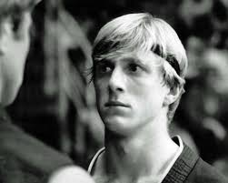 For 38 år siden hadde The Karate Kid premiere på kino 22. juni 1984, og  spilte inn over $130 millioner dollar på verdensbasis. : r/cobrakai