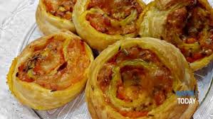 Bon roll agli spinaci in crosta, strudel di fichi secchi, sfogliatine di riso, brioches di seguito puoi consultare l'elenco completo delle ricette per la cui realizzazione è stato usato proprio l'ingrediente pasta sfoglia. Girelle Di Sfoglia Con Zucca E Provola