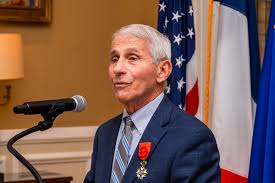 O Papa Francisco convidou Anthony Fauci ao Vaticano. Os apoiadores de Trump querem prendê-lo