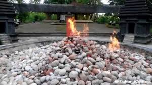 Kayangan api merupakan fenomena geologi berupa gas alam yang keluar dari dalam tanah melalui zona lemah (rekahan). Kayangan Api Api Abadi Di Bojonegoro