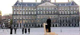 Komst van de koning, kranslegging op het monument op de dam, 2 min. Weinig Belangstelling Voor Dodenherdenking Amsterdam