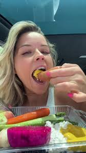 A #TIFFANYPLATE 😍#healthygirlsummer #lunch #weightloss #eatlunchwithme  #mustard #applesausage #veggieswithmustard #asmr #crunchy #crunchylunch  #healthyrecipes #healthylifestyle #chickensausage ...