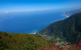 A ilha da madeira faz parte do arquipélago da madeira e está distante 1000 km de lisboa, 450 no verão, a ilha da madeira recebe um grande número de turistas em busca de praias e passeios pelo. 9 Razoes Para Visitar A Ilha Da Madeira Essencia Nomade