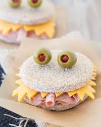 1001 Recettes Effrayantes Pour Un Repas D Halloween Monstrueusement Gourmand Repash Halloween Punch Recipes Halloween Food Appetizers Halloween Sandwiches