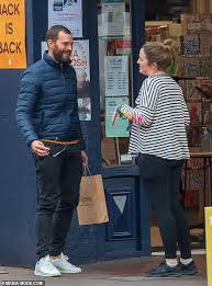 He has been married to amelia warner since april 27, 2013. Fifty Shades Of Grey S Jamie Dornan Indulges A Female Fan With A Selfie Geeky Craze