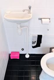 Piso Pintado Com Tinta Epoxi Solucao Barata Para O Deploravel Estado Do Banheiro La De Casa Renovacao Sotao Pintura De Azuleijo E Sotao Banheiro