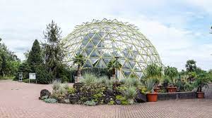 Die botanischen gärten der universität zürich bestehen aus der anlage im seefeld mit seinen futuristischen kuppeln und aus dem alten botanischen garten (link) am schanzengraben im stadtzentrum. Bemerkenswelt