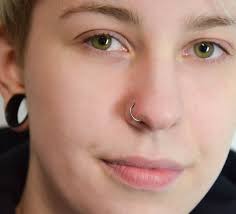 Nostril Na Kolczyku Typu D Ring Uwiebialm Gdy Kolczyk Pasuje Do Nowego Wlasciciela I Podkresla Jego Urode Client Piercing Pierci Nose Ring Piercing Rings