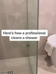 Fill the plastic bag with water and vinegar in equal amounts. Freedomroo Professional Cleaner How To Deep Clean Your Shower And How Often You Should Be Doing It Australiannewsreview