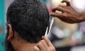 Keputusan untuk membenarkan kedai gunting rambut dibuka bukan sahaja dipersoalkan oleh rakyat biasa, malah oleh golongan profesional. Malaysiakini Tukang Gunting Digalak Jalani Ujian Covid 19 Secara Sukarela