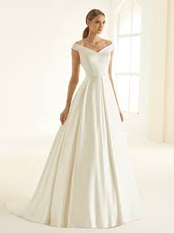 Sämtliche styles in allen größen finde ein geschäft in deiner nähe. Hochzeitskleid Mit Carmen Ausschnitt Von Bianco Evento Braut De