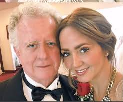 Andrea Legarreta pide oraciones por la salud de su padre