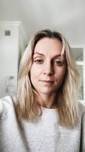 Larissa Webster's Instagram, Twitter & Facebook