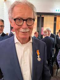 Vandaag kreeg John Lambrechts in Beek een lintje voor zijn inzet bij  Fantastike Maastricht, de Wensbus in Beek en Mondriaan Maastricht.