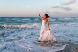 We did not find results for: Barefoot Junge Braut In Einem Teilweise Nassen Hochzeitskleid Gerne Zu Fuss In Das Wasser An Einem Sandstrand Im Spatsommer In Der Abenddammerung Lizenzfreie Fotos Bilder Und Stock Fotografie Image 36152363