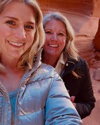 What's a wedding without a mirror selfie? I've been teaching a man to sing  for his wedding for a whole 2 years, and it finally came to life. My  wonderful roommate @laramirinjian