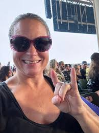 Carrie Murray (she/her) #BLM ✊🏿#🌈 (@c_stanford)