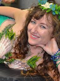 MDC mermaid poses for art students