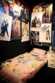 80 S Bedroom I Loooove The Posters And I Had That Bedside Table Retro Bedrooms Retro Room Bedroom Themes