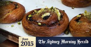 Step 2 in a mixing bowl, combine the butter, garlic, green onion, parsley, pepper, nutmeg and wine. Video How To Make Escargot Pastry