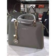 Beli sepatu elizabeth online berkualitas dengan harga murah terbaru 2021 di tokopedia! Tas Elizabeth Original Model Terbaru Harga Online Di Indonesia