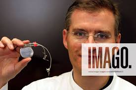 Prof. Dr. Jan Maurer (GER Chefarzt HNO-Klinik Koblenz) zeigt ein