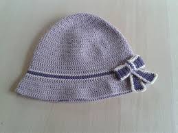 Denne Haekleopskrift Resulterer I En Skon Bollehat Med Slojfe Der Nemt Kan Laves Storre Eller Mindre Baby Knitting Patterns Haekleopskrifter Haeklemonstre