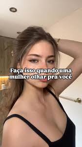 Leia 👇, 1️⃣Mantenha o contato visual: deixe ela desviar o olhar primeiro.  Isso mostra confiança e cria conexão., 2️⃣Sorria: dê um leve sorriso para  demonstrar interesse e observe a reação dela., Se ...