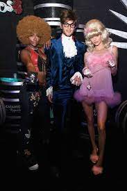 She Dressed Up As A Fembot From Austin Powers Along With Friends Who Went As Foxy Cleopatra And Austin Powers Also From Austin Powers If That Wasn T Clear In 2021 Best Celebrity