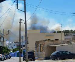Η πυρκαγιά βρίσκεται τρία χιλιόμετρα μακριά από κατοικημένη περιοχή, ενώ καπνοί έχουν σκεπάσει το κέντρο της πόλης. Ekk1ltyqdapn1m
