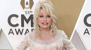 The fact that parton is in her 70s now but looks fa. Dolly Parton 74 Says She Will Never Age Jokes About Plastic Surgery I Ain T Ever Gonna Be Old Fox News