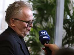 Ich bin ein wildromantiker. grönemeyer hatte dem sender zufolge im mai 2016 josefine cox geheiratet. Prozess Gegen Paparazzi In Koln Herbert Gronemeyer Sagt Als Zeuge Aus Es War Wie Ein Anschlag Svz De