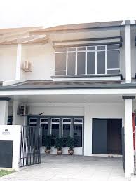 Жилье room single storey house 3 rooms 2 bathrooms master bedroom is full econ queen bed, table dressing and wardrobe. J Residence Banting Updated 2021 Prices