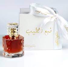 عطر نبع الطيب عندما تمطر السماء بالحب عطر ينبض بالعود وزهرة الليمون ليجمع سحر الهند وجمال الغرب فتغرق الأرض عطرا ينبع بالطي perfume bottles perfume bottle