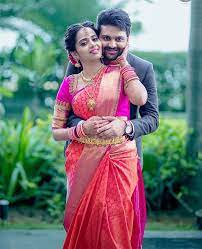 61 Heart Melting Couple Hugs Kisses Images To Draw Some Inspiration For Your Wedding Photoshoot Indian Wedding Photography Poses Indian Wedding Photography Couples Indian Wedding Poses