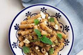 Intanto grigliare le melanzane a fette non troppo spesse e poi condire con un filo d'olio. Pasta Fredda Con Melanzane E Feta Cucinare Facile