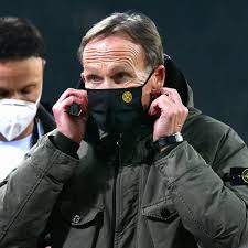 Polizei verhindert mit schlagstöcken das totale chaos am stadionzaun. Fc Schalke 04 Fans Wollen Nach Derby Pleite Gegen Bvb Stadion Sturmen