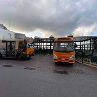 Il mezzo più semplice, veloce (meno di 5 minuti) e comodo per raggiungere il centro di capri dal porto. Stazione Autobus Capri Linea Anacapri Bus Line