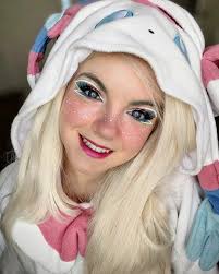 One of my favorite things about make- up is sparkly eyes!￼