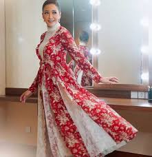 Saat menghadiri akad nikah syahrini dan reino barack di jepang, maia estianty tampil memesona dengan dress renda warna peach. Floral Maia Estianty Nyata