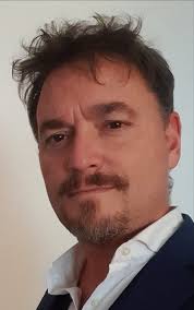 Mi chiamo Marco Padula, sono un ingegnere, varesino di nascita e salentino  di origine. Da sempre residente a Casbeno. La mia att