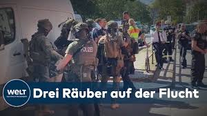 Obwohl der juristische begriff raub eigentlich den. Berlin Wieder Scheitert Ein Bankuberfall Drei Tater Auf Der Flucht Youtube