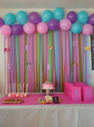 Una idea recurrente en la decoración para cumpleaños es la de tener un arco de globos como el de la foto, hoy en día existen multitud de ideas para decorar con globos en forma de puerta, además, muchas páginas web nos muestran tutoriales para conseguirlo. Decoracion Para Fiestas De Cumpleanos Infantiles Lego Friends Birthday Lego Friends Party Birthday Decorations