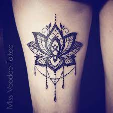 14.tatouage homme hibiscus sur les pectoraux avec colibri. I Love This Tattoo Tatouage Dentelle Tatouage Tatouage Cuisse