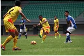 Dalam sepak bola dikenal berbagai teknik dasar yang harus dikuasai oleh semua pemain, yaitu teknik mengumpan bola, menghentikan bola, mengiring bola, dan menembakan bola ke gawang. Teknik Dasar Sepak Bola Pengertian Sejarah Peraturannya
