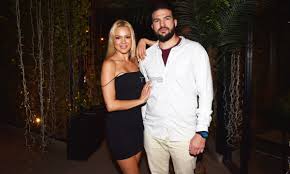 To επικρατέστερο πρόσωπο για τη θέση της βίκυς κάβουρα! Biky Kaboyra Bradinh E3odos Me Ton Gohteytiko Aderfo Ths Pics